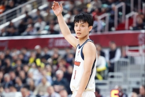 徐杰打山东神奇三分惊呆萨姆纳！萨姆纳：他是我最喜欢的CBA球员